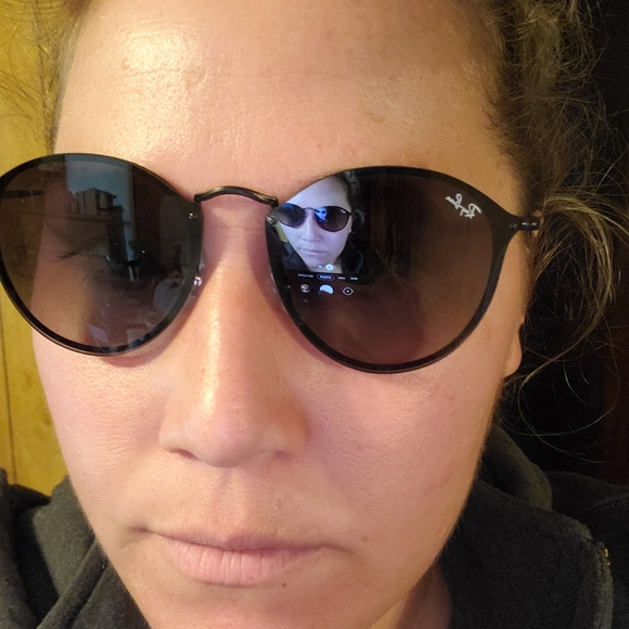 Ray Ban Black mirrored lense on black metal frame - Picture 3 of 4